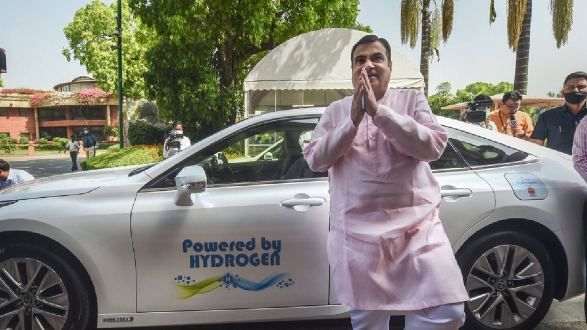 Nitin Gadkari : জলে চলছে গাড়ি! নতুন গাড়ির সঙ্গে দেশের পরিচয় করালেন নীতিন গড়করি, হাইড্রোজেন গাড়ি এখন অটো সামিট-এ মূল আকর্ষণ