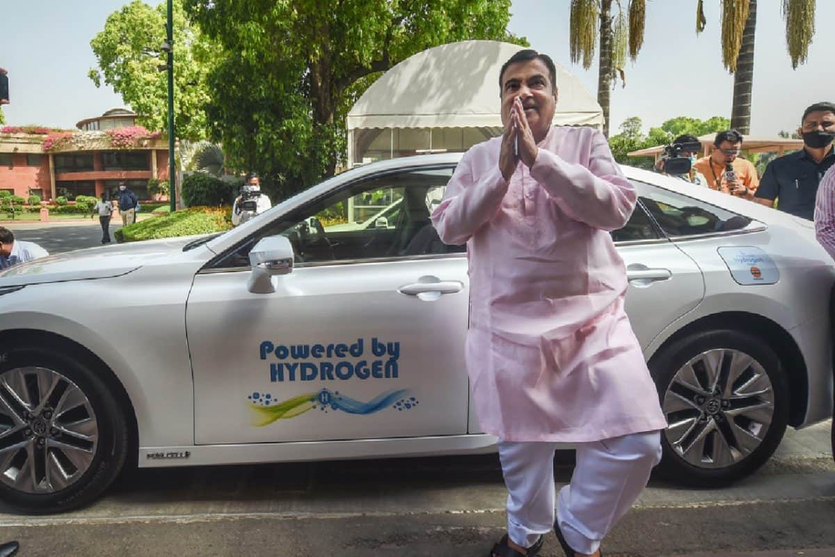 জলে চলছে গাড়ি! নতুন গাড়ির সঙ্গে দেশের পরিচয় করালেন নীতিন গড়করি