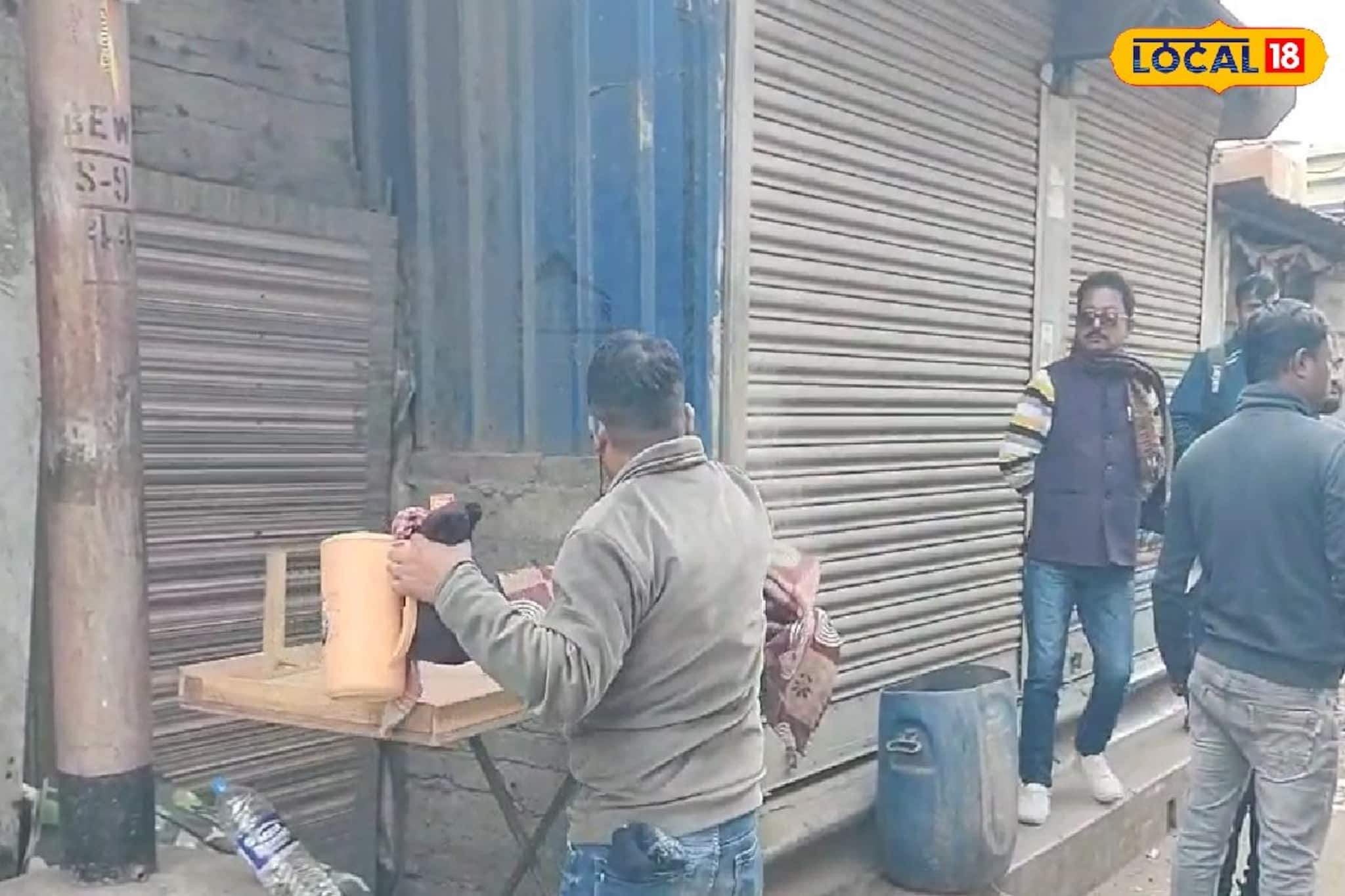 ডানলপ ব্রিজে প্রকাশ্যে ঠেক, টাকা চেয়ে যুবককে বেদম মারধর জুয়াড়িদের