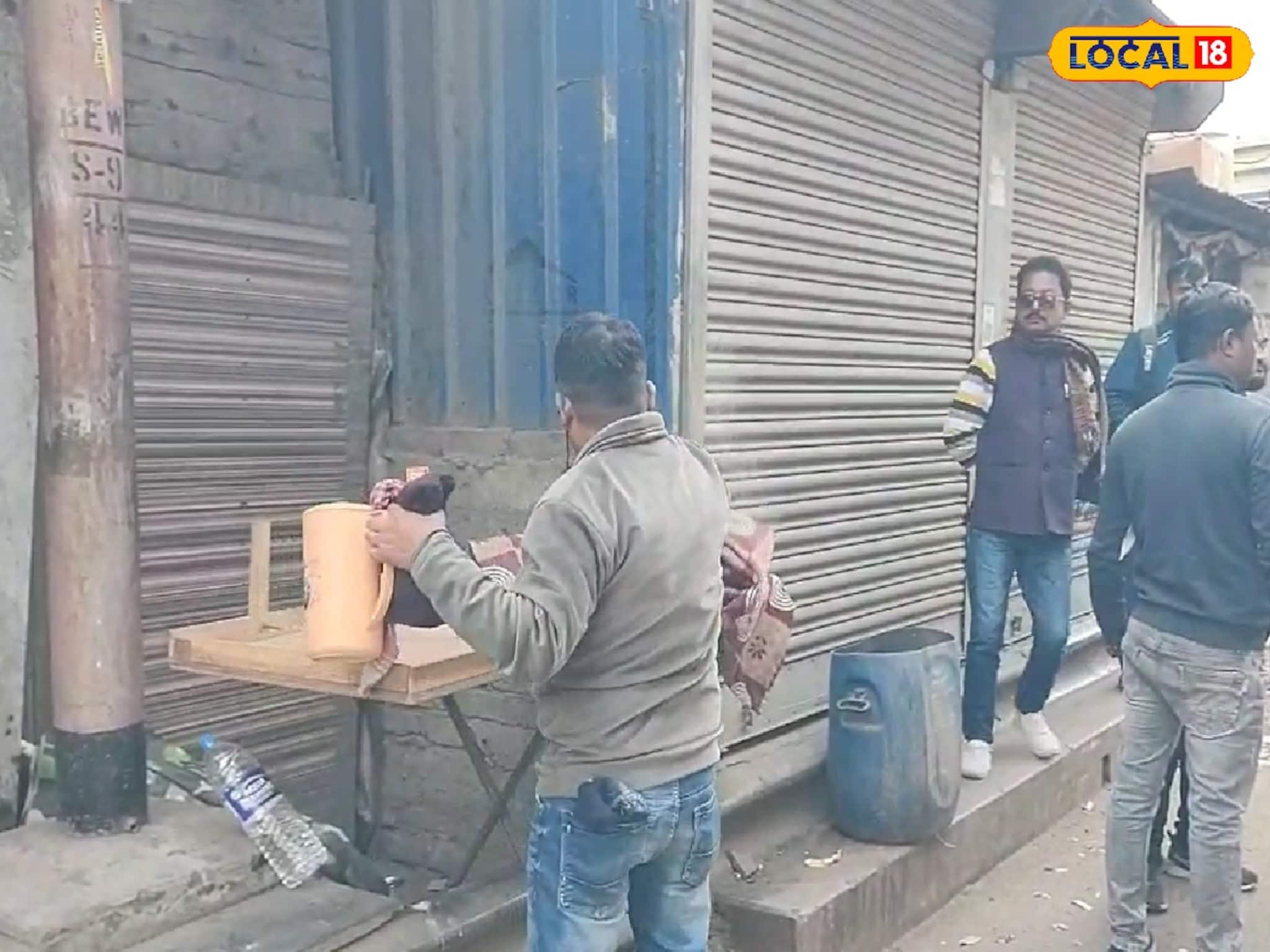 ডানলপ ব্রিজে প্রকাশ্যে ঠেক, টাকা চেয়ে যুবককে বেদম মারধর জুয়াড়িদের