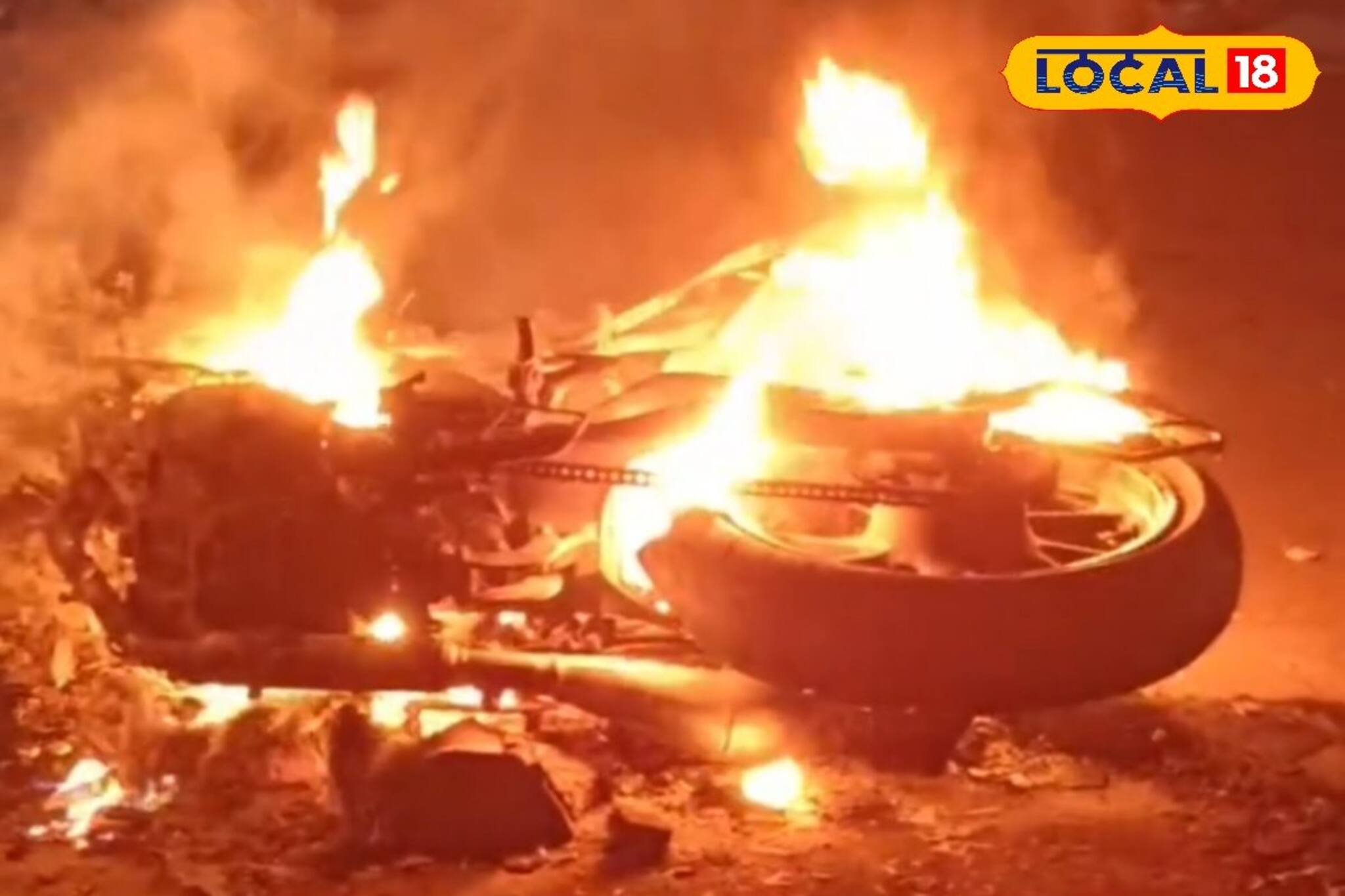 বাইকে 'রকেটের গতি', নিয়ন্ত্রণ হারিয়ে পথচারীকে ধাক্কা! রেগে আগুন ধরিয়ে দিল স্থানীয়রা