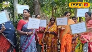 প্রতারক অঙ্গনওয়াড়ি কর্মীর বাড়ির সামনে মহিলারা