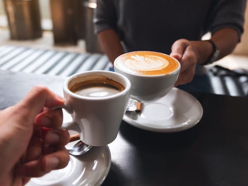 অফিসে কফি ও চা মেশিনের চল নতুন নয়। তবে শেষ কয়েকবছরে ব্যবহার বেড়েছে বেশ কয়েকগুণ। সম্প্রতি এক গবেষণায় দেখা গিয়েছে, এই কফি অত্যধিক খাওয়ার ফলে বাড়ছে হার্ট অ্যাটাকের ঝুঁকি। অফিস বা স্টেশনের কফি মেশিন থেকে নির্গত হওয়া কফিতে ক্ষতিকারক কিছু যৌগ মিশে থাকে, যা বাইরের দোকানে বিক্রি হওয়া কফির চেয়ে খারাপ কোলেস্টেরলের (এলডিএল) মাত্রা বাড়িয়ে তুলতে পারে এবং প্রতিদিন এই কফি পান করলে হৃদরোগের সমস্যা তৈরি করতে পারে। অফিসে কফি ও চা মেশিনের চল নতুন নয়। তবে শেষ কয়েকবছরে ব্যবহার বেড়েছে বেশ কয়েকগুণ। সম্প্রতি এক গবেষণায় দেখা গিয়েছে, এই কফি অত্যধিক খাওয়ার ফলে বাড়ছে হার্ট অ্যাটাকের ঝুঁকি। অফিস বা স্টেশনের কফি মেশিন থেকে নির্গত হওয়া কফিতে ক্ষতিকারক কিছু যৌগ মিশে থাকে, যা বাইরের দোকানে বিক্রি হওয়া কফির চেয়ে খারাপ কোলেস্টেরলের (এলডিএল) মাত্রা বাড়িয়ে তুলতে পারে এবং প্রতিদিন এই কফি পান করলে হৃদরোগের সমস্যা তৈরি করতে পারে।