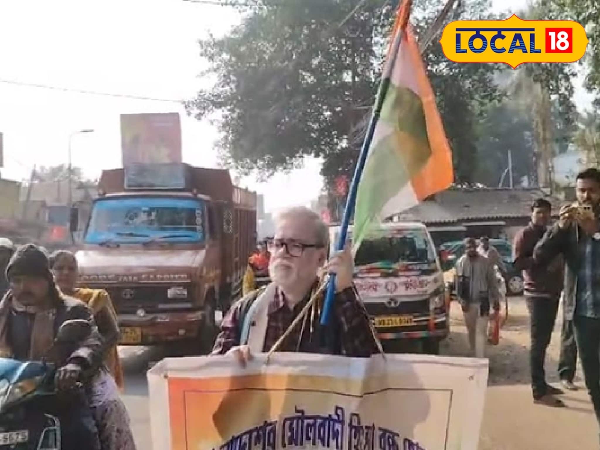 শারীরিক সমস্যা নিয়েই কিমির পর কিমি হেঁটে ভারত-বাংলাদেশ সীমান্ত পেট্রাপোলের উদ্দেশ্যে বৃদ্ধ