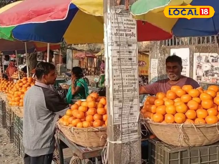 পিকনিকের মরশুম শুরু হতেই ভুটানের কমলালেবু সস্তায় মিলছে। যার ফলে সীমান্ত শহর জয়গাঁতে মুখে চওড়া হাসি ফুটেছে ক্রেতাদের।কমলালেবু বিক্রি করে ভাল উপার্জন হচ্ছে বিক্রেতাদের বলে জানা যায়। (ছবি ও তথ্য: অনন্যা দে) পিকনিকের মরশুম শুরু হতেই ভুটানের কমলালেবু সস্তায় মিলছে। যার ফলে সীমান্ত শহর জয়গাঁতে মুখে চওড়া হাসি ফুটেছে ক্রেতাদের।কমলালেবু বিক্রি করে ভাল উপার্জন হচ্ছে বিক্রেতাদের বলে জানা যায়। (ছবি ও তথ্য: অনন্যা দে)