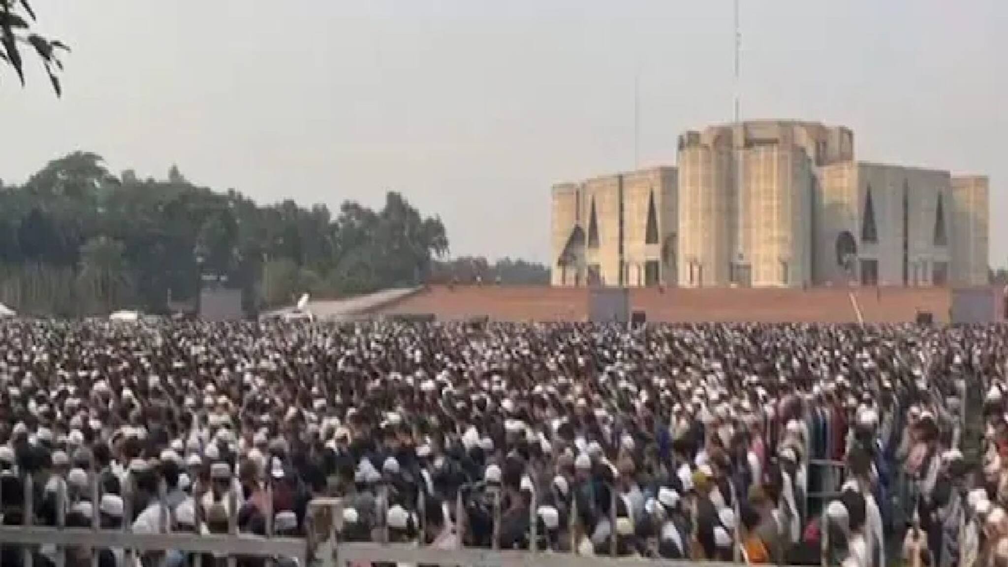 Bangladesh Unrest: ওসমান হাদির শেষযাত্রায় কাতারে কাতারে মানুষ, স্লোগানে স্লোগানে ভারত বিদ্বেষ