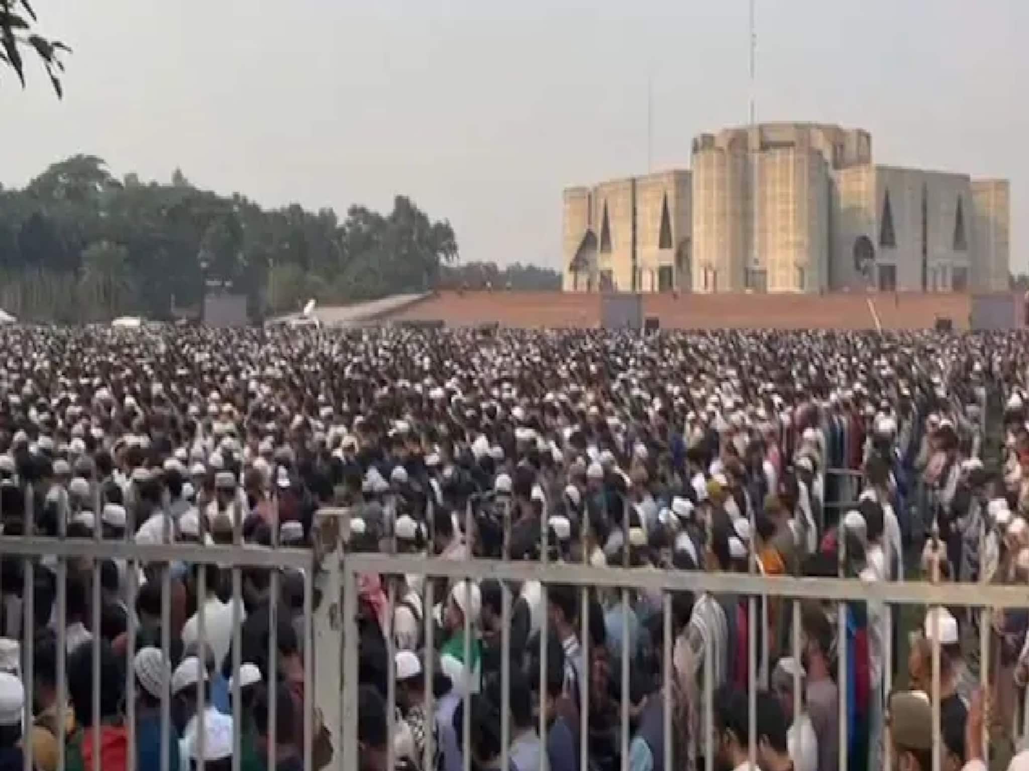 ঢাকায় সমাধিস্থ করা হল ওসমান হাদির দেহ, ইউনূসের উপস্থিতিতে কড়া নিরাপত্তায় হল শেষযাত্রা