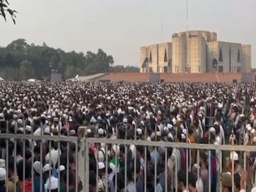 শনিবার ঢাকায় জাতীয় সংসদ ভবনে নিহত ছাত্রনেতা শরিফ ওসমান হাদির শেষকৃত্য সম্পন্ন হয়। তাঁকে ঢাকা বিশ্ববিদ্যালয়ের কেন্দ্রীয় মসজিদের কাছে বাংলাদেশের জাতীয় কবি কাজী নজরুল ইসলামের সমাধির পাশে সমাধিস্থ করা হয়। শনিবার ঢাকায় জাতীয় সংসদ ভবনে নিহত ছাত্রনেতা শরিফ ওসমান হাদির শেষকৃত্য সম্পন্ন হয়। তাঁকে ঢাকা বিশ্ববিদ্যালয়ের কেন্দ্রীয় মসজিদের কাছে বাংলাদেশের জাতীয় কবি কাজী নজরুল ইসলামের সমাধির পাশে সমাধিস্থ করা হয়।