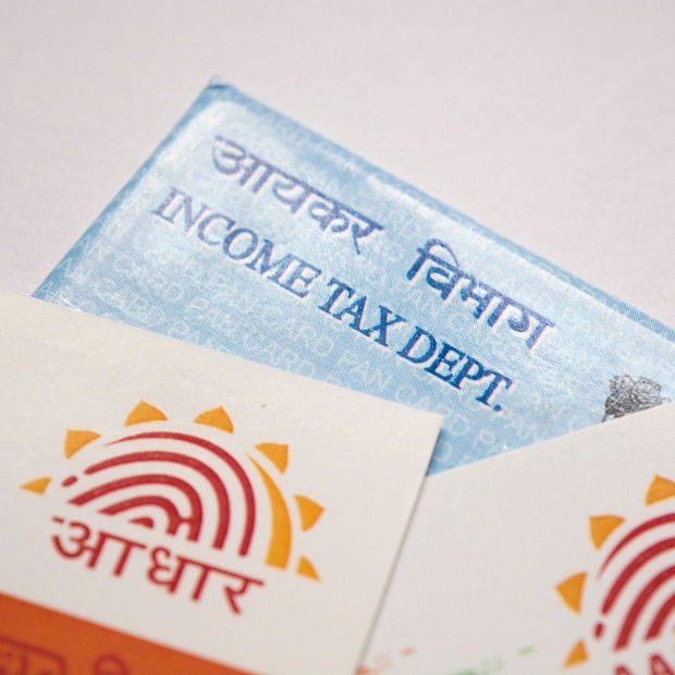 যদি প্যান-আধার লিঙ্কিং করা না হয়, তাহলে প্যানটি নিষ্ক্রিয় হয়ে যাবে এবং অনেক আর্থিক পরিষেবা অ্যাক্সেস করতে পারা যাবে না। সিবিডিটি প্রথমে ৩ এপ্রিল, ২০২৫ তারিখে একটি বিজ্ঞপ্তি জারি করে। সেই অনুসারে, যাঁরা আধার নম্বরের পরিবর্তে আধার এনরোলমেন্ট আইডি ব্যবহার করে প্যান পেয়েছেন, তাঁদের এখন ৩১ ডিসেম্বর, ২০২৫-এর মধ্যে তাঁদের আসল আধার নম্বরের সঙ্গে তাঁদের প্যান লিঙ্ক করতে হবে। যদি সময়মতো লিঙ্কিং সম্পন্ন না হয়, তাহলে ১ জানুয়ারি, ২০২৬ থেকে প্যানটি নিষ্ক্রিয় হয়ে যাবে। এই সময়ের মধ্যে লিঙ্ক করার জন্য কোনও অতিরিক্ত জরিমানা করা হবে না। অন্যান্য প্যানধারীদের জন্য, ১০০০ টাকার ফি (ধারা ২৩৪এইচ এর অধীনে) আগের মতোই প্রযোজ্য থাকবে।