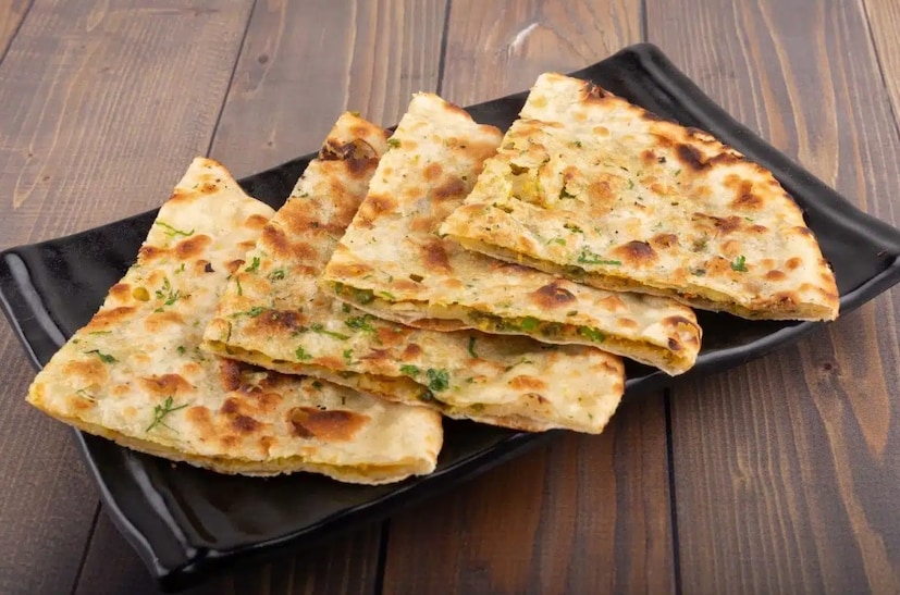 যদি কেউ প্রতিদিন একই খাবার খেতে খেতে বিরক্ত হন, তাহলে এই নতুন খাবারটি তাঁর মন সহজেই জয় করবে। সহজ উপকরণ এবং বানানোও যাবে চটপট, সকলেই এটি খেতেও পছন্দ করবেন। বিশেষ অনুষ্ঠান, জলখাবারের সময় বা রাতের খাবার যাই হোক, অনায়াসে বাড়িতে তৈরি করা যেতে পারে। এই খাবারটি কেবল সুস্বাদুই নয়, প্রস্তুত করাও অবিশ্বাস্যভাবে সহজ। যদি কেউ প্রতিদিন একই খাবার খেতে খেতে বিরক্ত হন, তাহলে এই নতুন খাবারটি তাঁর মন সহজেই জয় করবে। সহজ উপকরণ এবং বানানোও যাবে চটপট, সকলেই এটি খেতেও পছন্দ করবেন। বিশেষ অনুষ্ঠান, জলখাবারের সময় বা রাতের খাবার যাই হোক, অনায়াসে বাড়িতে তৈরি করা যেতে পারে। এই খাবারটি কেবল সুস্বাদুই নয়, প্রস্তুত করাও অবিশ্বাস্যভাবে সহজ।