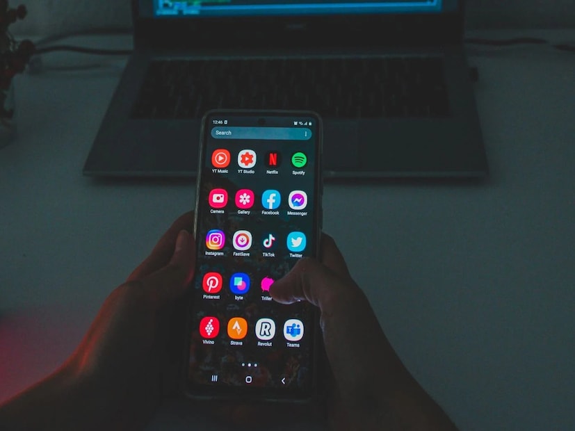 আসলে যা ঘটবে তা হল, নতুন নিয়ম অনুসারে, যখনই সিম নিষ্ক্রিয় থাকবে বা সংযোগ বিচ্ছিন্ন থাকবে, তখন ছয় ঘণ্টা পরে স্বয়ংক্রিয়ভাবে অ্যাপ থেকে লগ আউট হয়ে যাবে। যদি সিমটি নিষ্ক্রিয়, পোর্ট করা, ব্লক করা হয়, অথবা নম্বরটি অন্য কারও নামে স্থানান্তরিত হয়, তাহলে সিস্টেমটি স্বয়ংক্রিয়ভাবে অ্যাকাউন্টটি নিষ্ক্রিয় করে দেবে। পুনরায় প্রবেশ করতে ভেরিফিকেশন করতে হবে। যাচাই করতে ব্যর্থ হলে সেই অ্যাপটি ব্যবহার করা যাবে না।