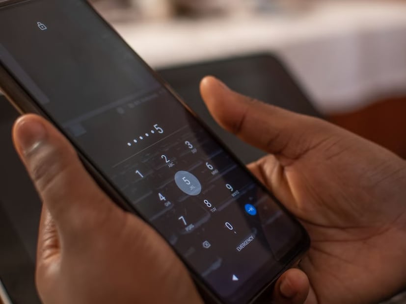 পুরনো প্রজন্ম, যাঁরা স্মার্টফোন ছাড়া বড় হয়েছে এবং চোখের সামনে স্মার্টফোন আসতে দেখেছে, ধীরে ধীরে তার ব্যবহারে অভ্যস্ত হয়ে পড়েছে, তাদের সকলের ছোটবেলাতেই স্কুলে একটা রচনা লেখা অভ্যাস ছিল- বিজ্ঞান আশীর্বাদ না অভিশাপ! কথাটা এই কারণে উঠছে, কেন না, স্মার্টফোন নিয়েও ওই একই রচনা লেখা যেতে পারে। ব্যক্তি ঠিক কীরকম, তা এখন তাঁর মন নয়, বরং ফোন বলে।