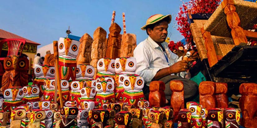 পৌষমেলায় স্টল বণ্টনে দুর্নীতি বন্ধ করতে এবং পরিবেশ দূষণ মুক্ত করতে জেলা প্রশাসনকে সঙ্গে নিয়ে তৈরি হল একটি বিশেষ কমিটি। গত বছর অর্থাৎ ২০২৪ সালে যে সমস্ত ব্যবসায়ীরা মেলায় স্টল বুকিং করেছিলেন তাঁরা ১৫ ও ১৬ ডিসেম্বর অনলাইনে বুকিং করতে পারবেন।