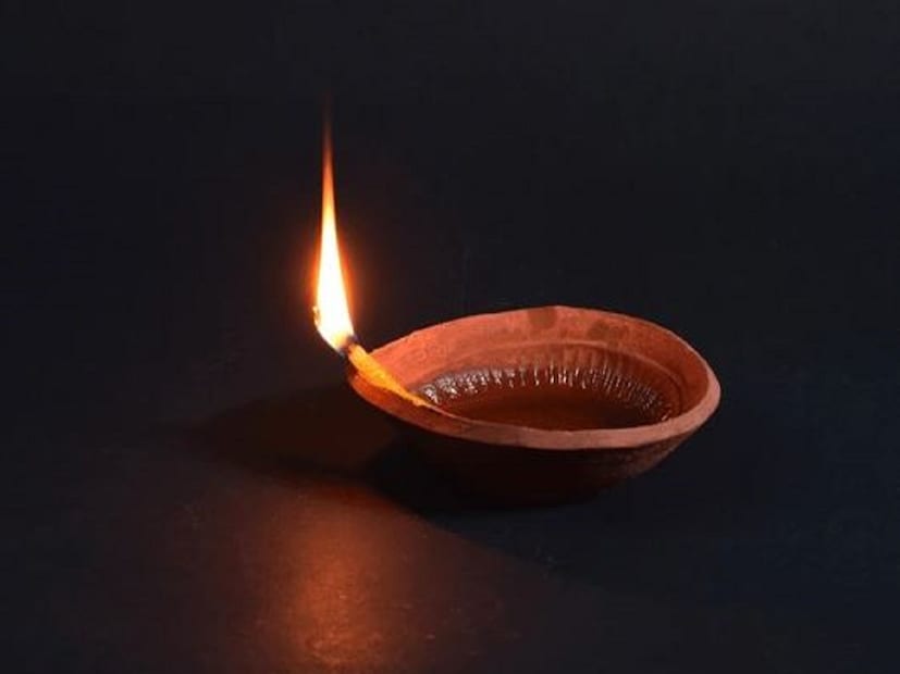 শনিবার শনিদেবের সামনে প্রদীপ জ্বালান- শনিবার সন্ধ্যায়, শনি মূর্তি বা পিপল গাছের নীচে সর্ষের তেলের প্রদীপ জ্বালান। প্রদীপে লোহার পেরেক বা কালো অরোর ডাল লাগানো শুভ বলে মনে করা হয়। প্রদীপ জ্বালানোর সময় 