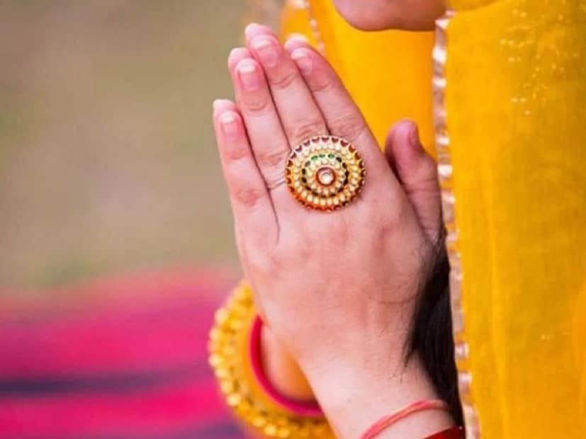 পিপল গাছে জল এবং দুধ নিবেদন করুন- প্রতি শনিবার, পিপল গাছে জল এবং দুধ নিবেদন করুন। এরপর, সাত বা এগারো বার গাছটিকে প্রদক্ষিণ করুন। এটি অমীমাংসিত কাজগুলি সমাধান করতে এবং শনির ক্রোধ শান্ত করতে সহায়তা করবে।  