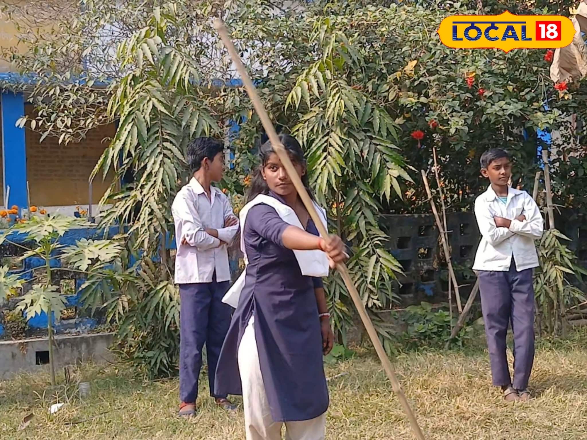 বনবন করে লাঠি ঘোরাচ্ছে মেয়েরা, রণপা নিয়ে হাঁটছে ছেলেরা! বর্ধমানের আজব স্কুল