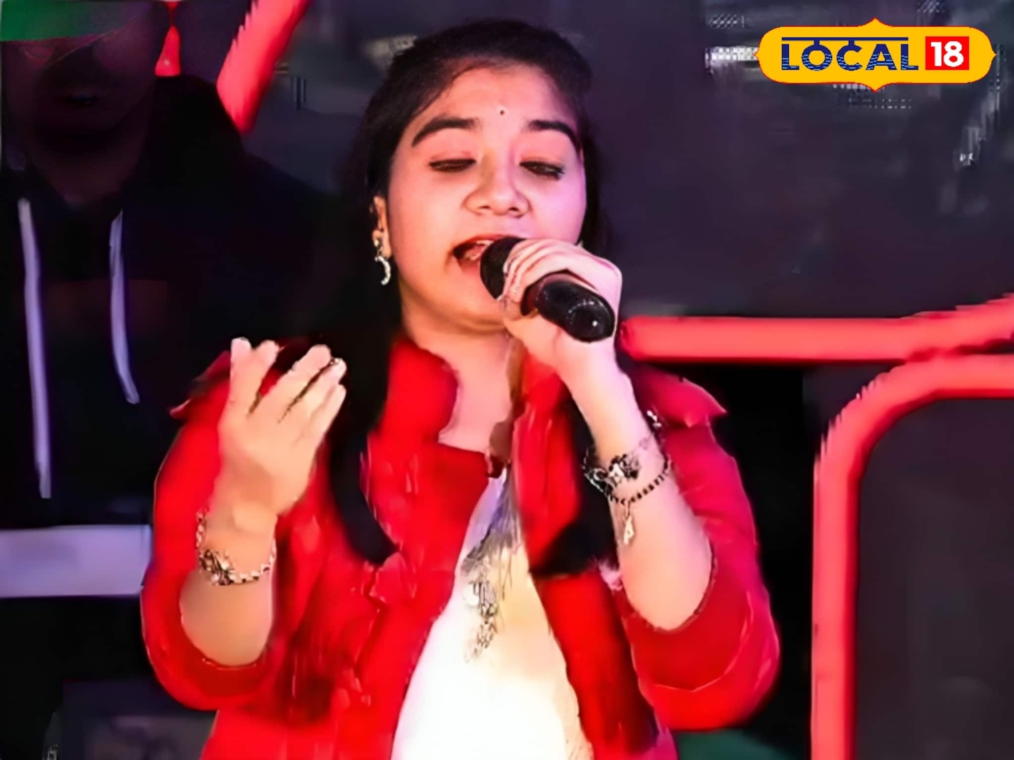 একাদশ শ্রেণির ছাত্রী কাঁপিয়ে দিচ্ছে বড় বড় মঞ্চ! মোনালির কণ্ঠে মুগ্ধ গোটা এলাকা একাদশ শ্রেণির ছাত্রী কাঁপিয়ে দিচ্ছে বড় বড় মঞ্চ! মোনালির কণ্ঠে মুগ্ধ গোটা এলাকা