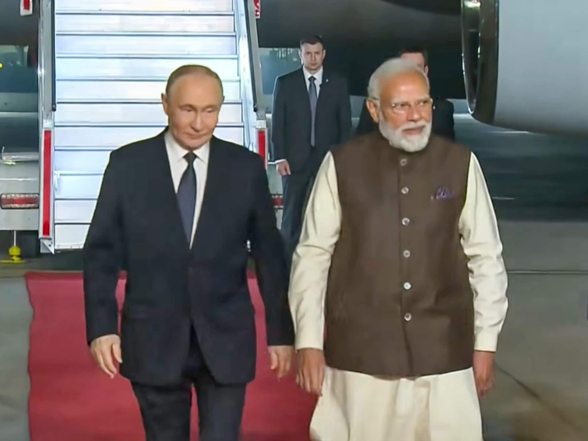 Vladimir Putin: ভারতে এলেন ভ্লাদিমির পুতিন! রুশ প্রেসিডেন্টকে স্বাগত জানাতে বিমানবন্দরে হাজির মোদি! রাতে রাজকীয় নৈশভোজ