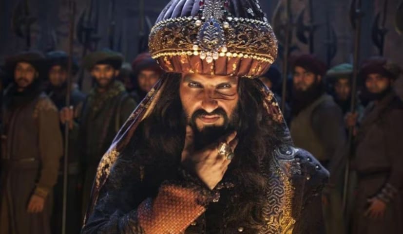 কিন্তু একই রকম চরিত্রে না থেকে, রণবীর বিভিন্ন চরিত্র বেছে নিতে শুরু করেন। বছরের পর বছর ধরে, গোলিওঁ কি রাসলীলা রাম-লীলা, বাজিরাও মাস্তানি, পদ্মাবত এবং গালি বয়ের মতো ছবিগুলি তাঁকে একজন শীর্ষস্থানীয় অভিনেতা হিসেবে প্রতিষ্ঠিত করে যা রোমান্স, নাটক, ইতিহাস এবং বাস্তবতাকে পরিচালনা করতে সক্ষম - তাঁর বহুমুখী প্রতিভার প্রমাণ দেয়।