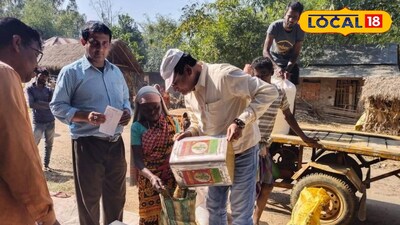 রেশনে খাদ্যসামগ্রী বিতরণ