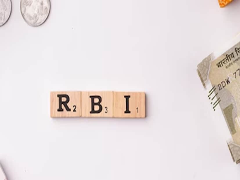 অনুমান অনুসারে যদি কারও ২০ বছরের জন্য ২০ লাখ টাকা ঋণ থাকে, তাহলে ইএমআই ৩১০ টাকা কমানো যেতে পারে। ৩০ লাখ টাকা ঋণের জন্য মাসিক কিস্তি ৪৬৫ টাকা কমানো হবে। এর ফলে ফ্লোটিং রেটে ঋণ নিয়েছেন এমন গ্রাহক এবং নতুন ঋণ নিতে চলেছেন এমন গ্রাহক উভয়ই উপকৃত হবেন।