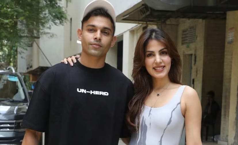 সম্প্রতি, একটি পডকাস্টে, তিনি তাঁর পোশাক ব্র্যান্ড, চ্যাপ্টার 2 ড্রিপ সম্পর্কে কথা বলেছেন। কোম্পানির নাম জীবনকে দ্বিতীয় সুযোগ দেওয়ার থিম নিয়ে তৈরি। এটি অন্ধকারে ঘেরা একজন হতাশ ব্যক্তির পুনরুত্থানের প্রতীক, যা রিয়াকে জীবনে আবার জেগে উঠতে অনুপ্রাণিত করেছে। আজ, তাঁর পোশাক ব্র্যান্ডের আয় প্রায় ৪০কোটি টাকায় পৌঁছেছে।