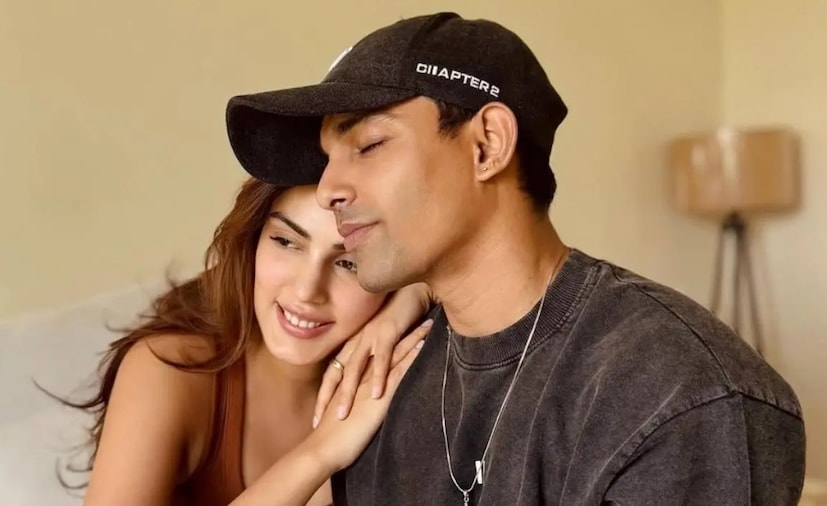 তিনি কীভাবে তার ব্র্যান্ডের বিপণন করেন? রিয়া ব্যাখ্যা করেন যে তিনি তাঁর পডকাস্ট শোতে লোকেদের আমন্ত্রণ জানান এবং তাদের সঙ্গে তাঁর কোম্পানি সম্পর্কে কথা বলেন। তিনি তাঁর পণ্য উপস্থাপন করেন এবং বিনিয়োগের জন্য অনুরোধ করেন এবং যারা বৃদ্ধি দেখতে পান তাঁদের কাছ থেকে বিনিয়োগ গ্রহণ করেন। তিনি আরও বলেন যে আপনার ব্র্যান্ডের বৃদ্ধির সঙ্গে সঙ্গে মানুষের আস্থাও বৃদ্ধি পায়। কোম্পানির বিপণনের পাশাপাশি বিনিয়োগের সম্ভাবনাও বৃদ্ধি পায়।