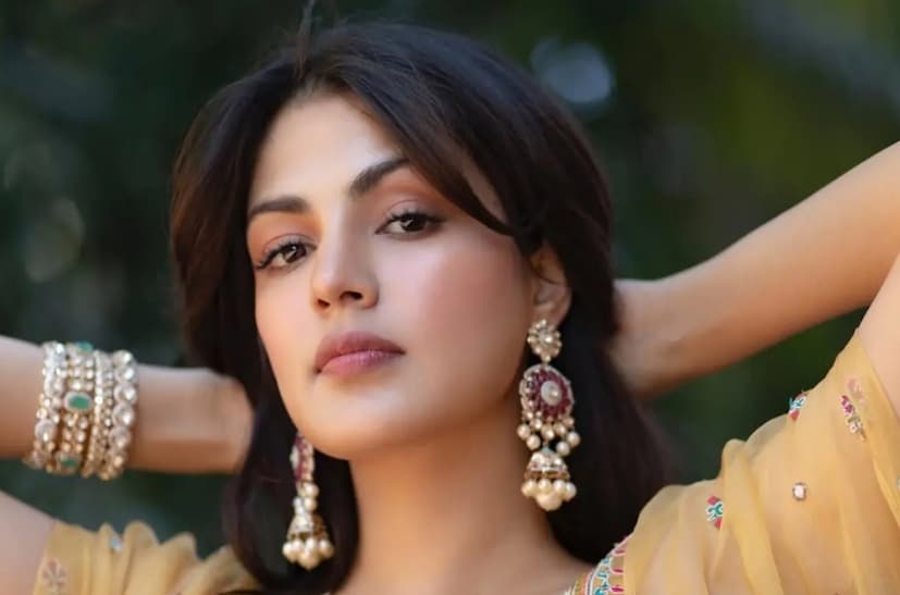 সুশান্ত সিং রাজপুতের মৃত্যুর পর থেকে রিয়া চক্রবর্তী লাইমলাইটে আসেন৷ তার আগে তিনি অভিনয় করেছিলেন বটে তবে সেভাবে কারও মনে দাগ কাটতে পারেননি৷ অভিনেত্রী রিয়া চক্রবর্তী এখন স্বমহিমায়, বলিউডে নিজের পায়ের তলার মাটি শক্ত করেছেন৷ এখন তিনি আবার পুরোদস্তুর ব্যবসায়ী৷ সুশান্ত সিং রাজপুতের মৃত্যুর পর থেকে রিয়া চক্রবর্তী লাইমলাইটে আসেন৷ তার আগে তিনি অভিনয় করেছিলেন বটে তবে সেভাবে কারও মনে দাগ কাটতে পারেননি৷ অভিনেত্রী রিয়া চক্রবর্তী এখন স্বমহিমায়, বলিউডে নিজের পায়ের তলার মাটি শক্ত করেছেন৷ এখন তিনি আবার পুরোদস্তুর ব্যবসায়ী৷