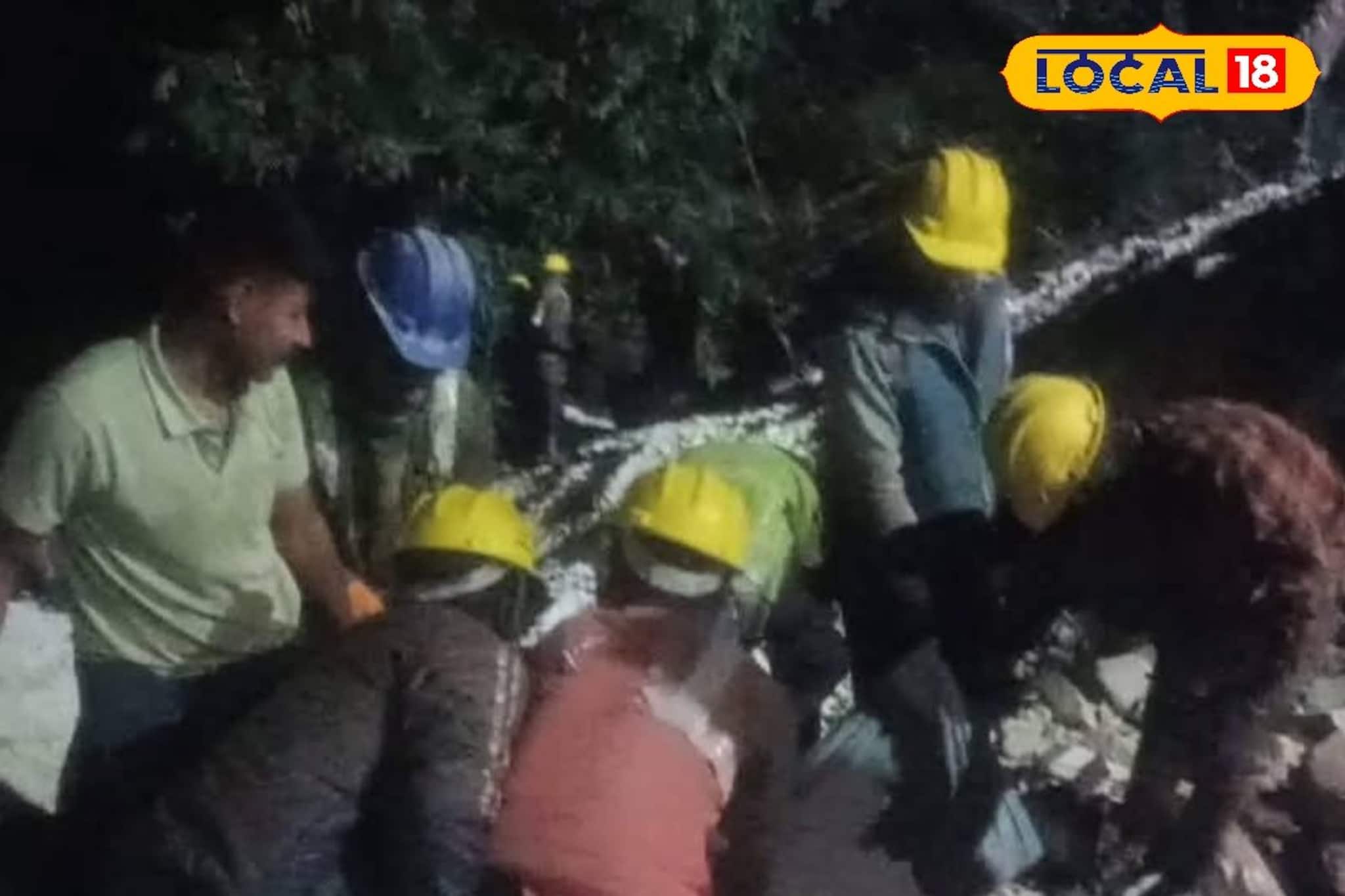 NH10-এ মর্মান্তিক দুর্ঘটনা, ৫০০ ফুট গভীর খাদে হুড়মুড়িয়ে পড়ল গাড়ি! মৃত ২, আহত ৮ NH10-এ মর্মান্তিক দুর্ঘটনা, ৫০০ ফুট গভীর খাদে হুড়মুড়িয়ে পড়ল গাড়ি! মৃত ২, আহত ৮