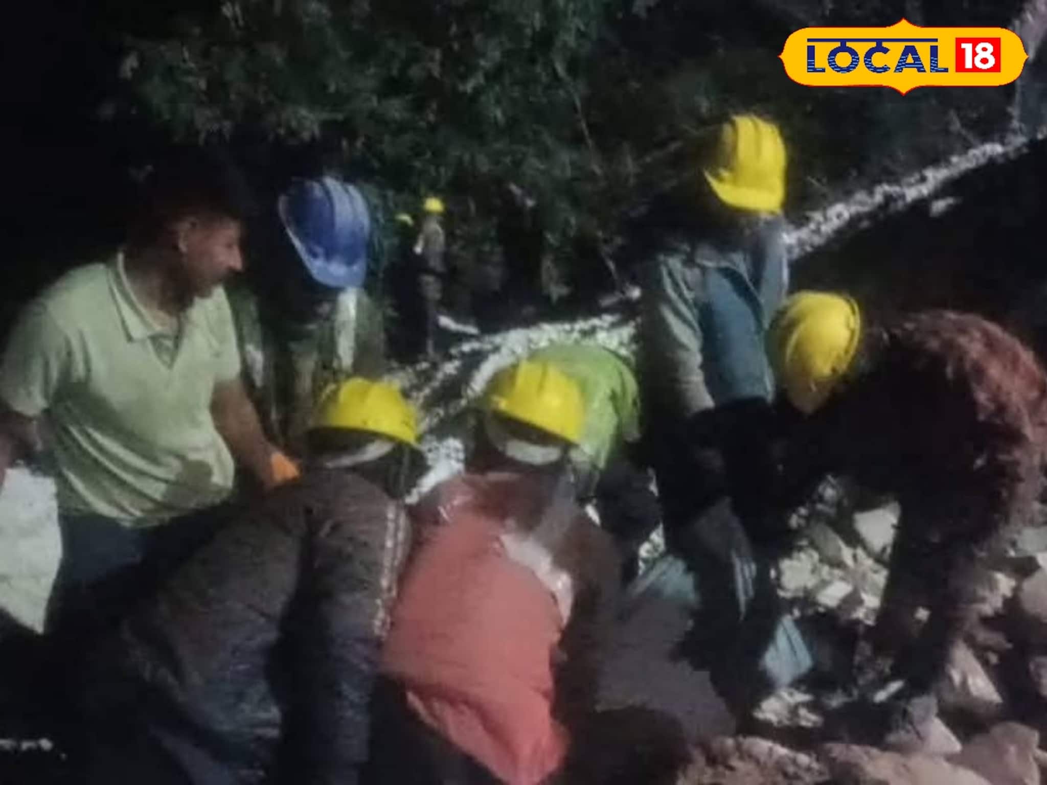 NH10-এ মর্মান্তিক দুর্ঘটনা, ৫০০ ফুট গভীর খাদে হুড়মুড়িয়ে পড়ল গাড়ি! মৃত ২, আহত ৮ NH10-এ মর্মান্তিক দুর্ঘটনা, ৫০০ ফুট গভীর খাদে হুড়মুড়িয়ে পড়ল গাড়ি! মৃত ২, আহত ৮