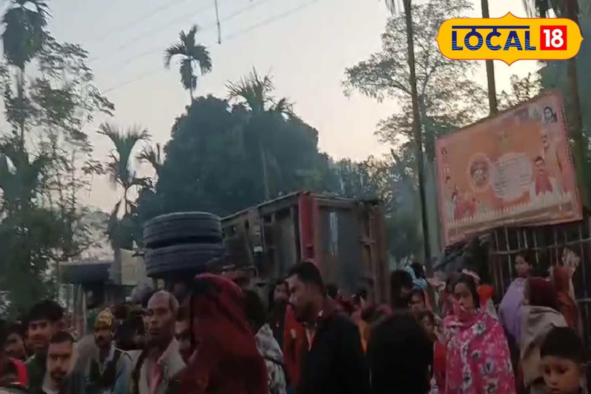 বাড়ির ভিতর হুড়মুড়িয়ে ঢুকল বালি বোঝাই ডাম্পার! ধ্বংসস্তুপের নিচে মহিলা-সহ ৩ বাড়ির ভিতর হুড়মুড়িয়ে ঢুকল বালি বোঝাই ডাম্পার! ধ্বংসস্তুপের নিচে মহিলা-সহ ৩