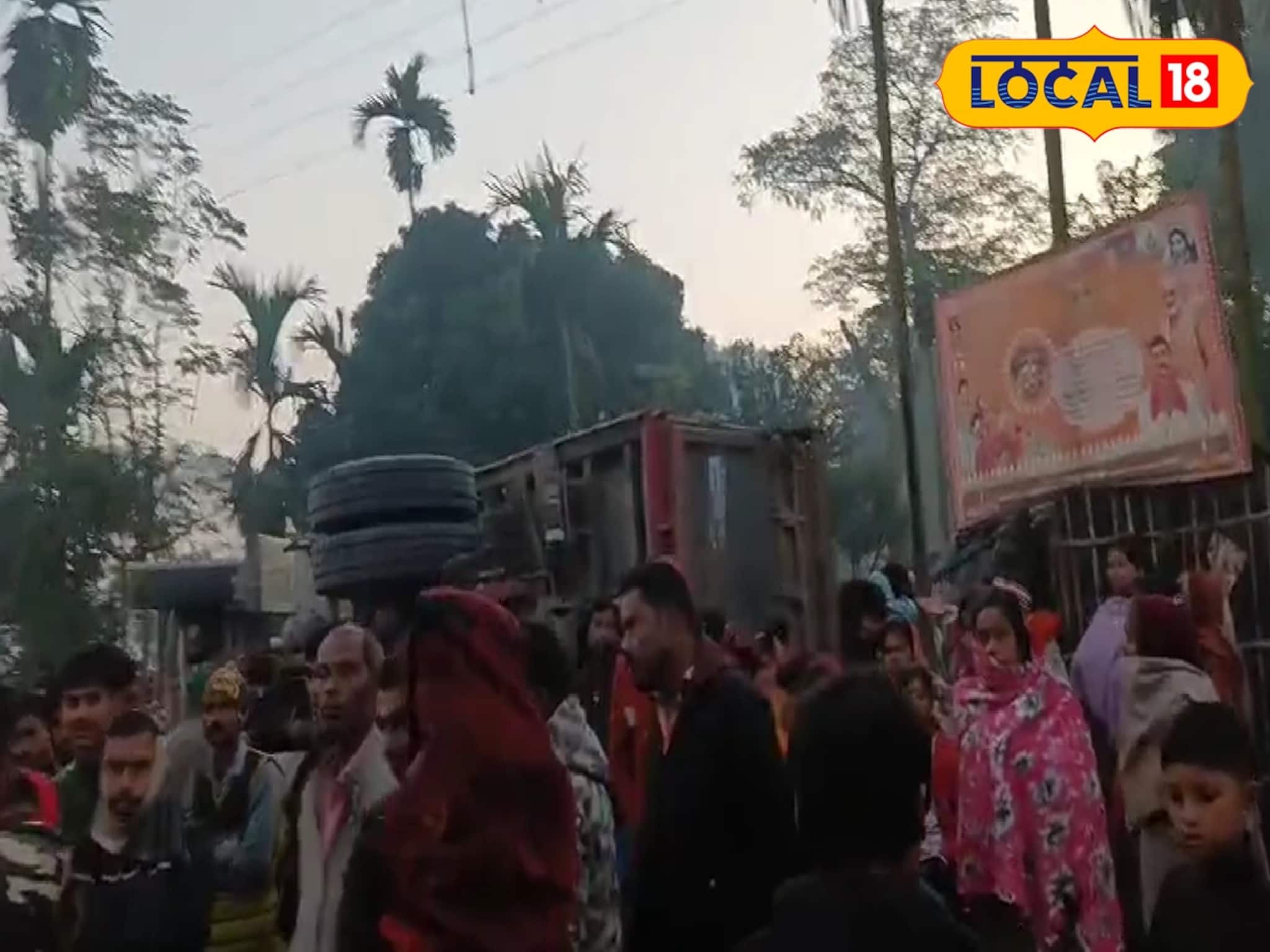 বাড়ির ভিতর হুড়মুড়িয়ে ঢুকল বালি বোঝাই ডাম্পার! ধ্বংসস্তুপের নিচে মহিলা-সহ ৩ বাড়ির ভিতর হুড়মুড়িয়ে ঢুকল বালি বোঝাই ডাম্পার! ধ্বংসস্তুপের নিচে মহিলা-সহ ৩