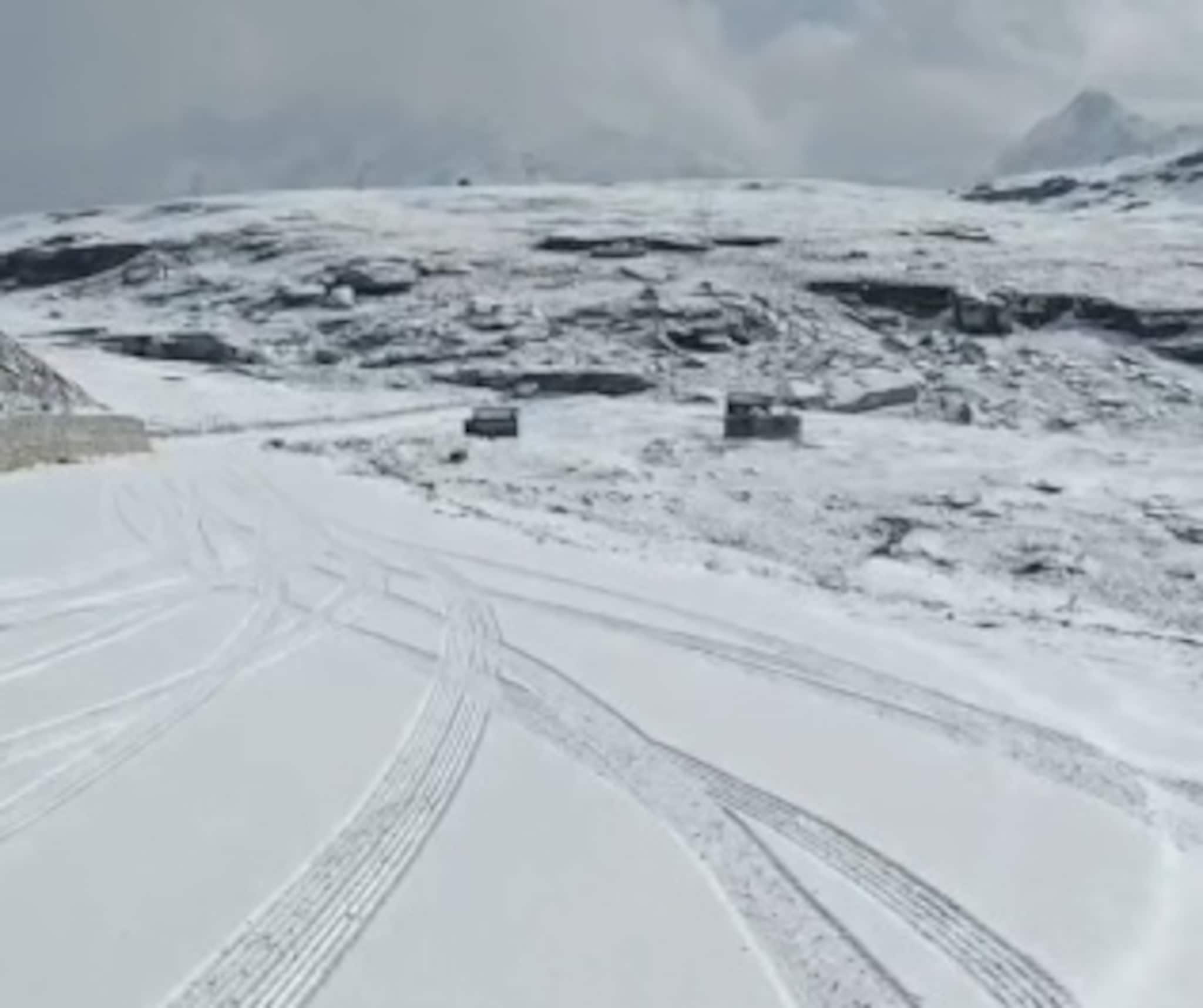 Winter Tourism: বরফের সাদা চাদরে ঢাকল রোহতাং, দেখুন ভিডিও Winter Tourism: বরফের সাদা চাদরে ঢাকল রোহতাং, দেখুন ভিডিও