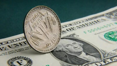 Rupee Hits Record 90.56 vs. US Dollar on Trade Stalemate, Capital Outflow