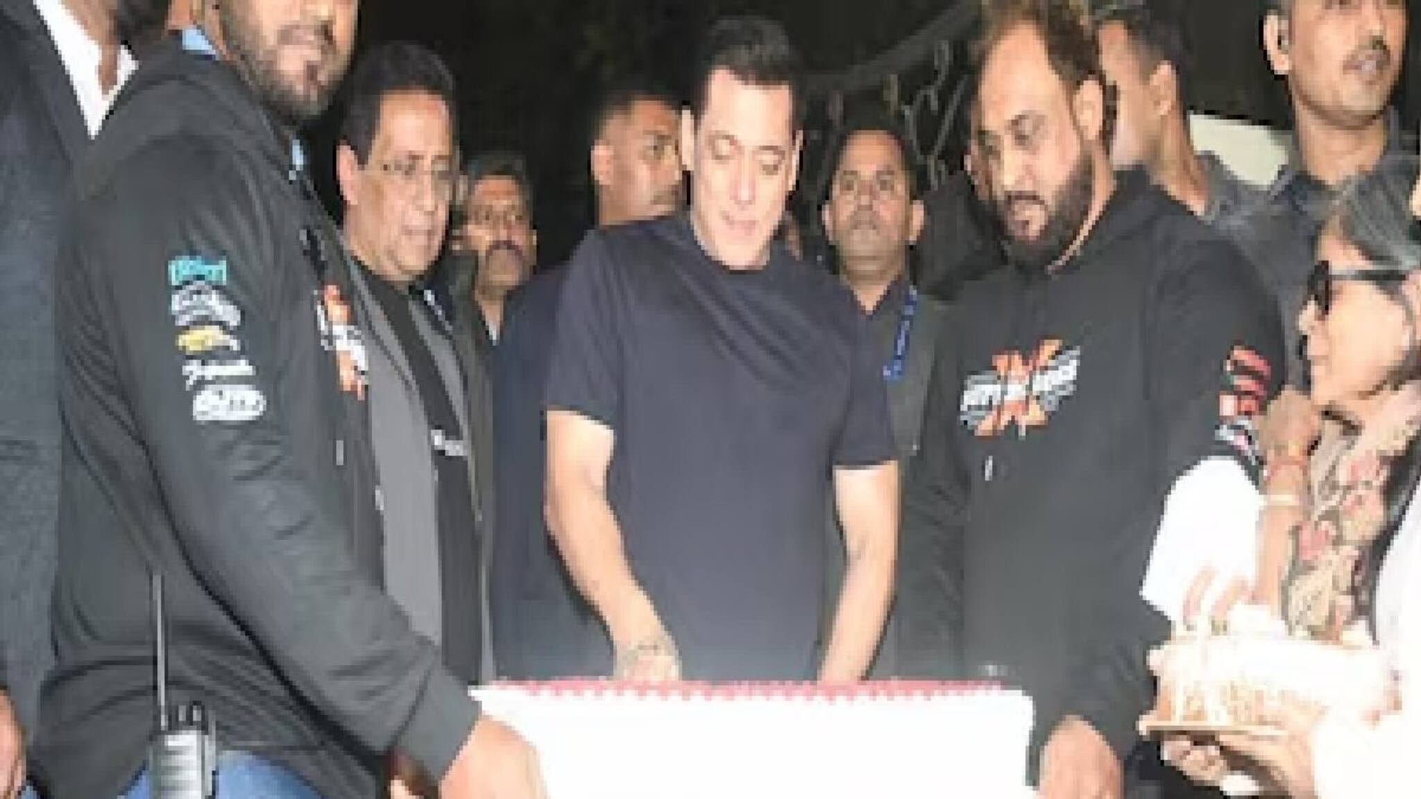 মুম্বইয়ের ব্যান্ডস্ট্যান্ড বন্ধ করে কড়া নিরাপত্তায় পালিত হল 'ভাইজান'-এর জন্মদিন! কত বয়স হল সলমনের? বিশ্বাসই করবেন না কেউ!