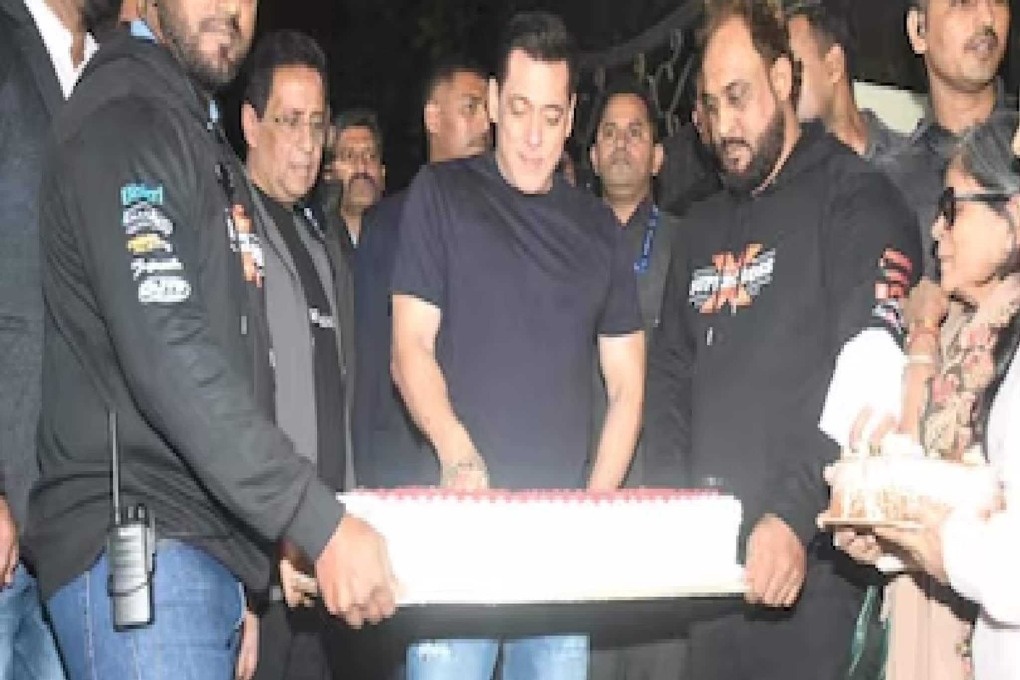 মুম্বইয়ের ব্যান্ডস্ট্যান্ড বন্ধ করে পালিত হল 'ভাইজান'-এর জন্মদিন! কত বয়স হল সলমনের? মুম্বইয়ের ব্যান্ডস্ট্যান্ড বন্ধ করে পালিত হল 'ভাইজান'-এর জন্মদিন! কত বয়স হল সলমনের?