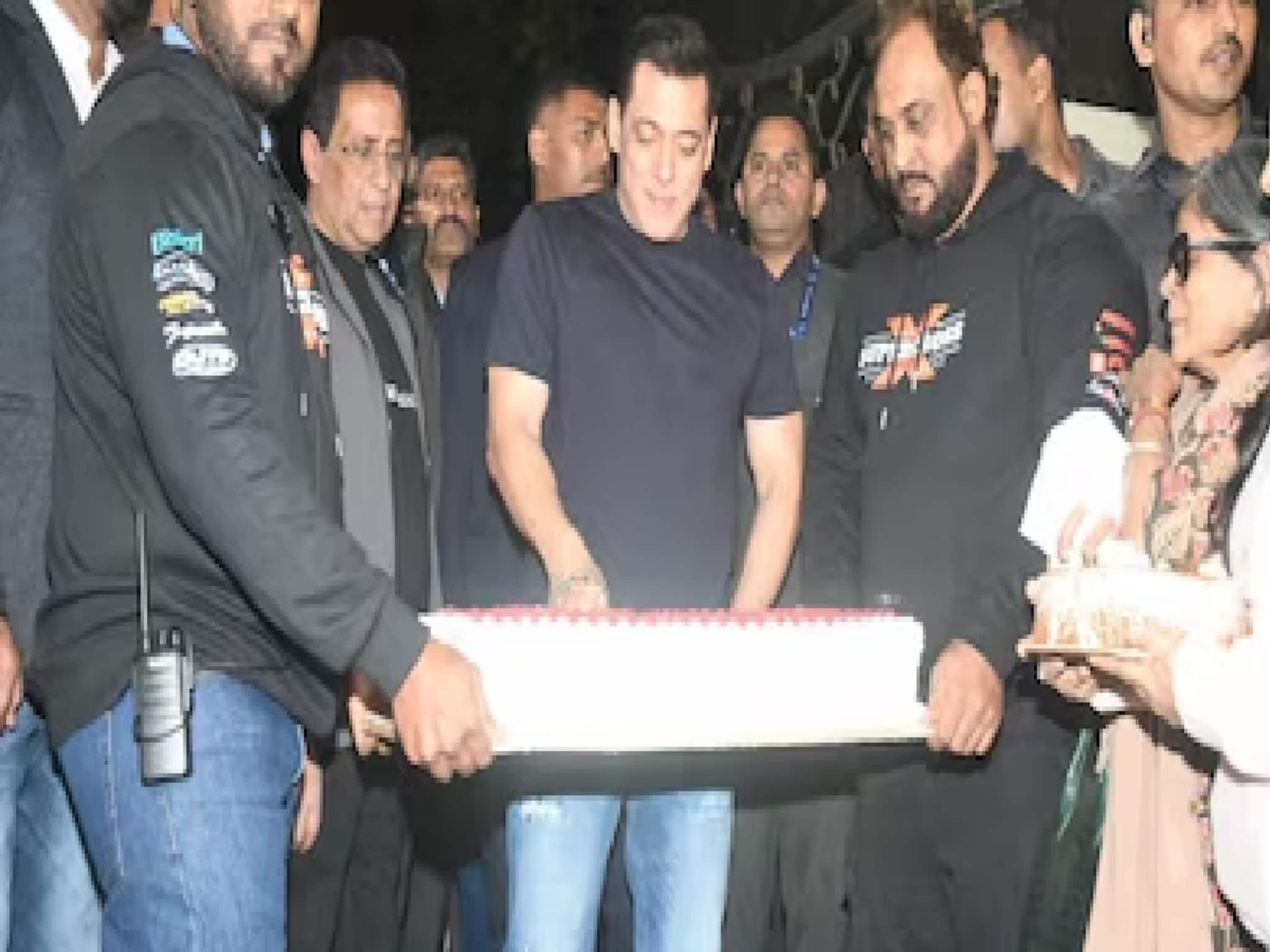 মুম্বইয়ের ব্যান্ডস্ট্যান্ড বন্ধ করে পালিত হল 'ভাইজান'-এর জন্মদিন! কত বয়স হল সলমনের?