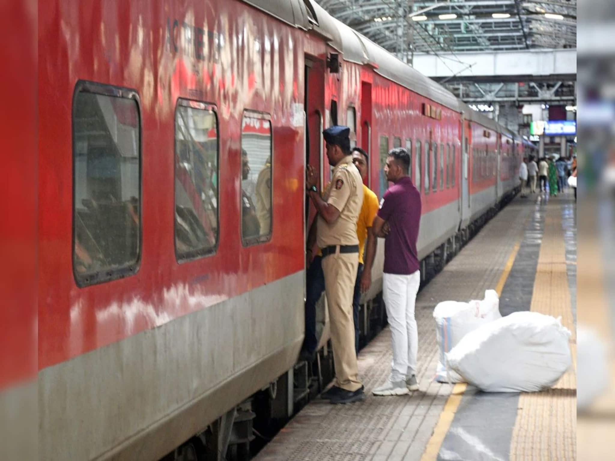 ৬ স্টেশন থেকে ৮ জন...! 'অপারেশন নানহে ফারিস্তে' অভিযানে কামাল করল RPF পূর্বরেল