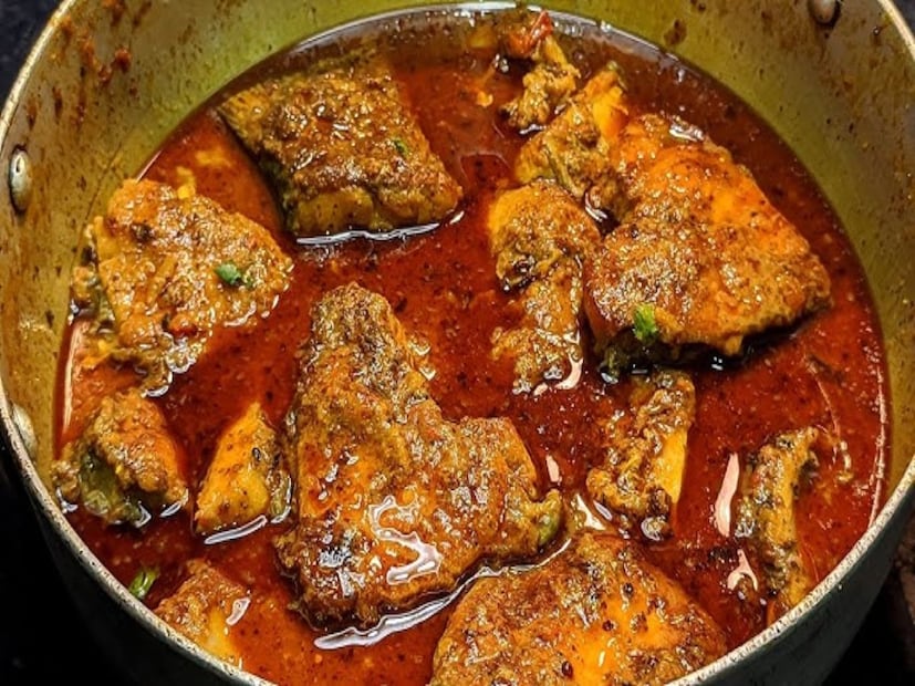 মাছ বলতেই বাঙালি মাত্রেই মনে আসে ইলিশ, চিংড়ি, রুই, কাতলার মতো চেনা মাছগুলি। কারণ এই মাছের স্বাদ দুর্দান্ত আবার পুষ্টিগুণও আছে। পুষ্টিবিদরা তাই বার বারই ডায়েটে মাছ রাখার পরামর্শ দেন। কিন্তু সেই তালিকায় আপনি কোন মাছ রাখবেন, আর কোন মাছ খেলে আপনার স্বাস্থ্যের জন্য জরুরি তা জানা মাস্ট।