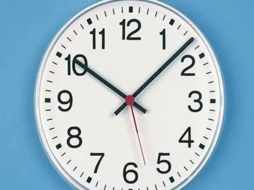 আবার কিছু বিশেষজ্ঞদের মতে ১০:১০ সময়টি প্রস্তুতকারদের দ্বারা বেছে নেওয়া হয়েছে। কারণ প্রস্তুতকারকেরা তাদের নাম ১২ টার নীচে লেখেন। এর ফলে নির্মাতাদের নাম যাতে সহজে চোখে পড়ে তার জন্যই এটি করা হয় এবং তাতেই ক্রেতারা ঘড়িটি কেনার সিদ্ধান্ত নেন। বিশেষজ্ঞদের একাংশের মতে কোম্পানির বিপণনের জন্যই ঘড়িতে সময় ১০:১০ করা হয়েছে।