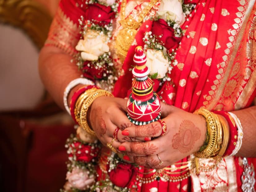 কনে পূজা বিশালের বাড়ির উঠোনে দাঁড়িয়ে নিজের সিদ্ধান্তের কথা বলেন। সেই মুহূর্তে আত্মীয়স্বজন এবং অতিথিরা সবাই সেখানে উপস্থিত ছিলেন।