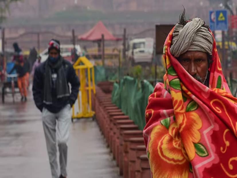 উল্লেখযোগ্য ভাবে, মাত্র দু'দিনেই ২০ ডিগ্রি সেলসিয়াস থেকে ১৫ ডিগ্রি সেলসিয়াসের ঘরে নামল কলকাতার পারদ। সকালে হালকা কুয়াশা ছিল। পরে পরিষ্কার আকাশ দেখা গিয়েছে আজ।