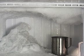 ডিফ্রস্ট বোতামে হাত দিতে হবে না...! মিনিটে গলবে ফ্রিজারে জমে থাকা 'বরফের' পাহাড়