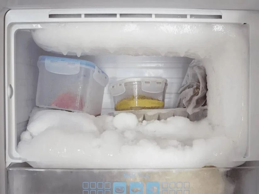 কিছু মডেলে একটি ডিফ্রস্ট বোতাম থাকে যা চাপলে কয়েক মিনিটের মধ্যে জমে থাকা বরফ গলে যায়। কিন্তু যদি এই ডিফ্রস্ট বোতামটি কাজ করা বন্ধ করে দেয় তবে কী হবে? তাহলে আপনি কীভাবে বরফ সরাবেন?