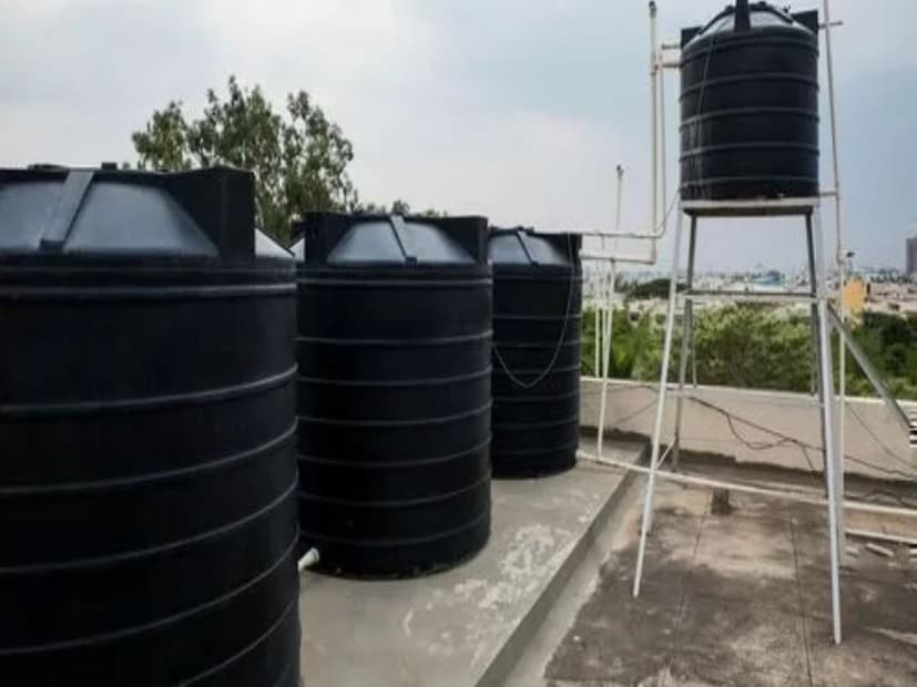 ট্যাপ খুললেই বরফ-শীতল জল। স্নান করা যেন মাথায় ওঠে ডিসেম্বর, জানুয়ারিতে! তাহলে, উপায়? পথ কিন্তু আছে! বলুন তো, কেমন হয় যদি আপনি একফোঁটাও বিদ্যুৎ খরচ ছাড়াই, গ্যাস বা অন্য কোনও উপায় না ব্যবহার করে ছাদের ট্যাঙ্কের জল হালকা গরম রাখতে পারেন?