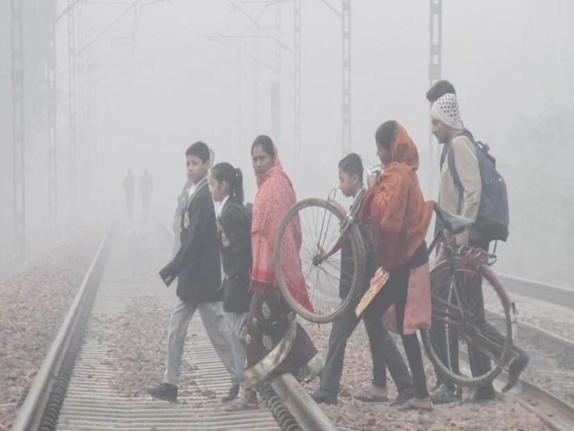 দিল্লির আবহাওয়া কেমন থাকবে?জাতীয় রাজধানী দিল্লিতেও শীতের প্রভাব ইতিমধ্যেই দৃশ্যমান। আবহাওয়া বিভাগের সতর্কতা অনুসারে, আগামী চার দিন দিল্লির তাপমাত্রা কমার সম্ভাবনা নেই। তবে সকালে কিছু এলাকায় কুয়াশা পড়ার সম্ভাবনা রয়েছে।