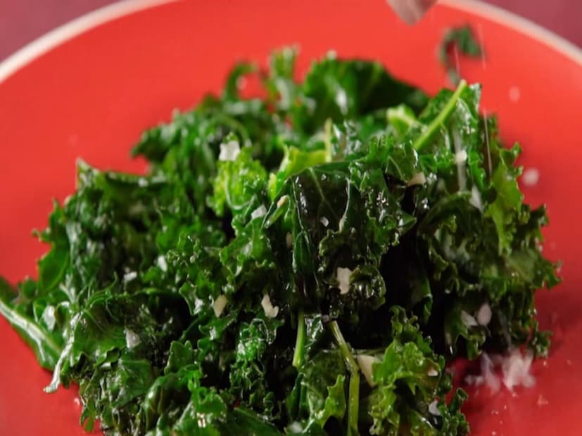 হাড় মজবুত করে:আমেরিকান ন্যাশনাল লাইব্রেরি অফ মেডিসিনের মতে, কেল শরীরকে পুনরুজ্জীবিত করতে এবং রোগের বিরুদ্ধে লড়াই করার ক্ষমতা বাড়াতে সাহায্য করে। এতে ভিটামিন কে, ভিটামিন এ, ভিটামিন সি, ক্যালসিয়াম, ফাইবার এবং বেশ কিছু অ্যান্টিঅক্সিডেন্ট রয়েছে, যা দৈনন্দিন ক্লান্তি দূর করতে সাহায্য করে।