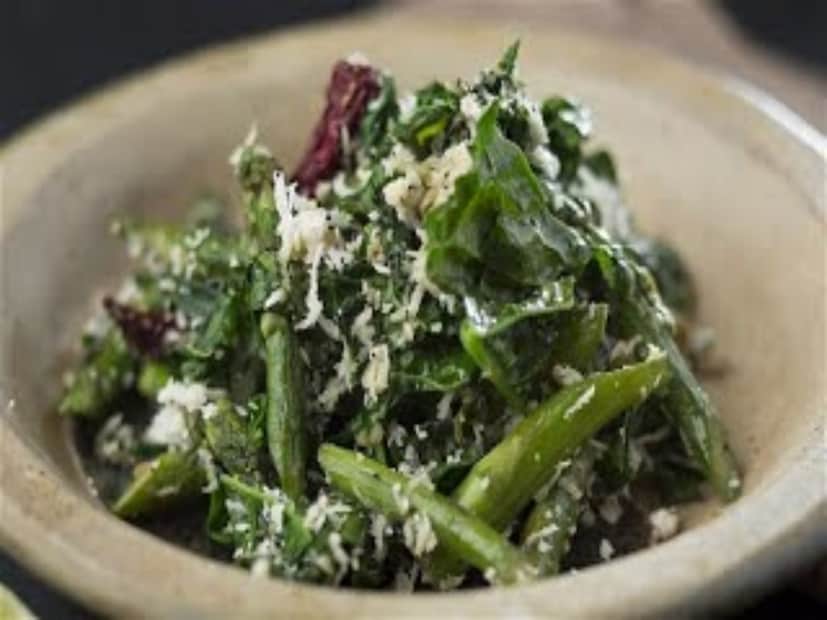 গরম ভাতে এক খাবলা শাক আর একটা শুকনো লঙ্কা দিয়েই শীতের দুপুরে পেট ভরে খাওয়া হয়ে যায় অনেকের। কারণ এই শীতেই বাজার ছেয়ে যায় নানা রকমারি শাকে। কিন্তু বেশিরভাগ মানুষই এক্ষেত্রে বাজারের ব্যাগে ভরে নেন কিছু চেনা শাক।