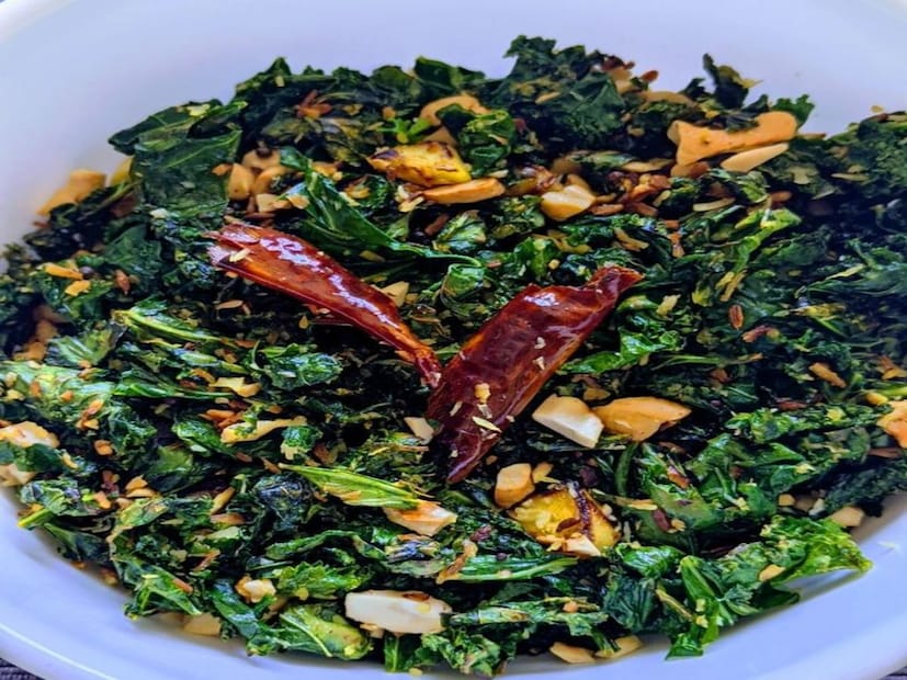 কেল-এ থাকা ভিটামিন কে রক্ত ​​জমাট বাঁধা রোধ করে এবং আমাদের হাড়কে শক্তিশালী করে, বয়স বাড়ার সঙ্গে সঙ্গে হাড়কে দুর্বল হতে বাধা দেয় এই সবজির বিশেষ উপাদান।