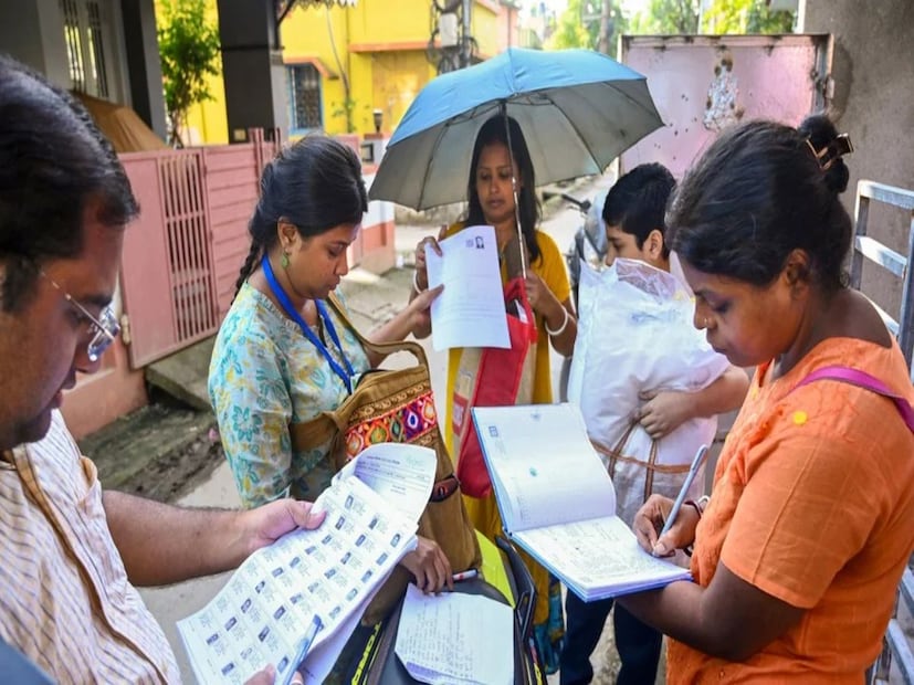 ছয় রাজ্য এবং এক কেন্দ্রশাসিত অঞ্চলে ভোটার তালিকার বিশেষ নিবিড় সংশোধন অর্থাৎ এসআইআর-এর সময়সীমা এক সপ্তাহ বাড়িয়ে দিল জাতীয় নির্বাচন কমিশন। তবে, পশ্চিমবঙ্গ, গোয়া, রাজস্থান এবং লাক্ষাদ্বীপের জন্য গণনার সময়কাল আজই শেষ হওয়ার কথা রয়েছে। ছয় রাজ্য এবং এক কেন্দ্রশাসিত অঞ্চলে ভোটার তালিকার বিশেষ নিবিড় সংশোধন অর্থাৎ এসআইআর-এর সময়সীমা এক সপ্তাহ বাড়িয়ে দিল জাতীয় নির্বাচন কমিশন। তবে, পশ্চিমবঙ্গ, গোয়া, রাজস্থান এবং লাক্ষাদ্বীপের জন্য গণনার সময়কাল আজই শেষ হওয়ার কথা রয়েছে।